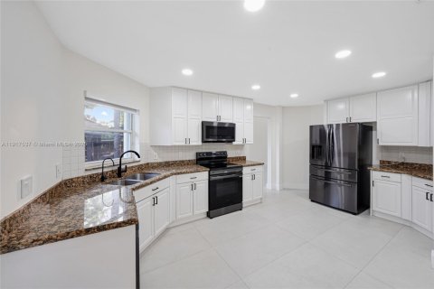 Villa ou maison à vendre à Pembroke Pines, Floride: 4 chambres, 233.46 m2 № 1973871 - photo 13