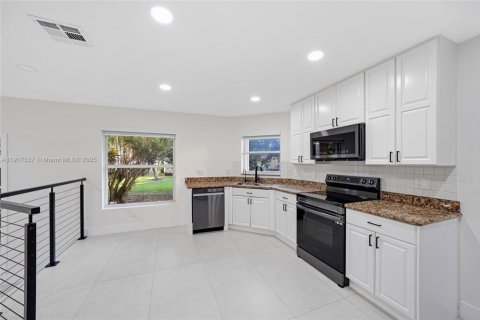 Villa ou maison à vendre à Pembroke Pines, Floride: 4 chambres, 233.46 m2 № 1973871 - photo 12