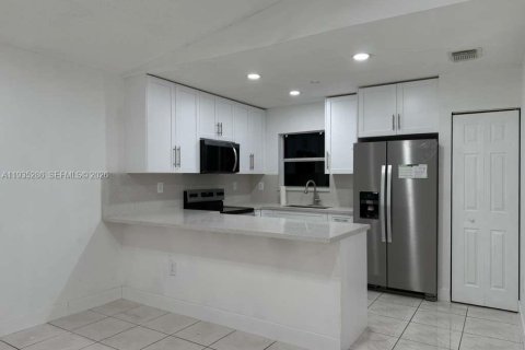 Снять в аренду виллу или дом в Майами-Гарденс, Флорида 4 спальни, 136.01м2, № 1997627 - фото 2