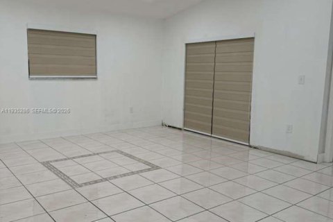 Снять в аренду виллу или дом в Майами-Гарденс, Флорида 4 спальни, 136.01м2, № 1997627 - фото 9