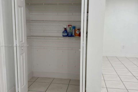 Снять в аренду виллу или дом в Майами-Гарденс, Флорида 4 спальни, 136.01м2, № 1997627 - фото 7