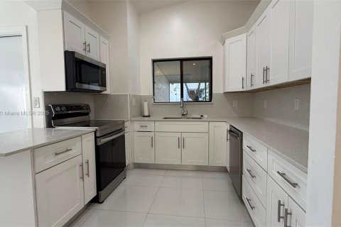 Villa ou maison à louer à Palmetto Bay, Floride: 3 chambres, 172.33 m2 № 2016951 - photo 3