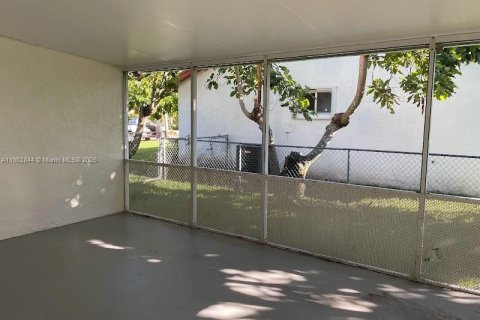 Villa ou maison à louer à Palmetto Bay, Floride: 3 chambres, 172.33 m2 № 2016951 - photo 14