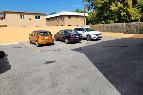 Immobilier commercial à vendre à Miami, Floride № 2007942 - photo 9