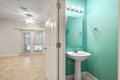 Condo in Gainesville, Florida, 2 bedrooms № 2115257 - photo 14
