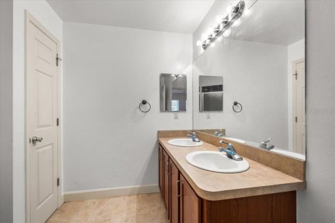 Condo in Gainesville, Florida, 2 bedrooms № 2115257 - photo 23