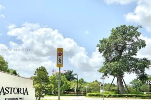 Adosado en alquiler en Doral, Florida, 3 dormitorios, 163.23 m2 № 2006448 - foto 4