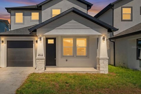 House in Tampa, Florida 3 bedrooms, 164.53 sq.m. № 2117351 - photo 2