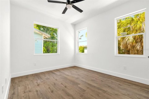 House in Tampa, Florida 3 bedrooms, 164.53 sq.m. № 2117351 - photo 14