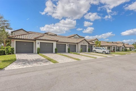 Condo in Bradenton, Florida, 2 bedrooms in LAKEWOOD NATIONAL  № 1428920 - photo 3