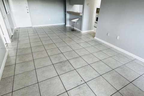 Apartamento en alquiler en Miami, Florida, 2 dormitorios, 76.83 m2 № 2011215 - foto 10