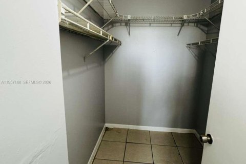 Apartamento en alquiler en Miami, Florida, 2 dormitorios, 76.83 m2 № 2011215 - foto 8