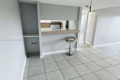 Apartamento en alquiler en Miami, Florida, 2 dormitorios, 76.83 m2 № 2011215 - foto 2