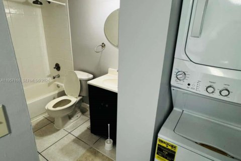 Apartamento en alquiler en Miami, Florida, 2 dormitorios, 76.83 m2 № 2011215 - foto 9