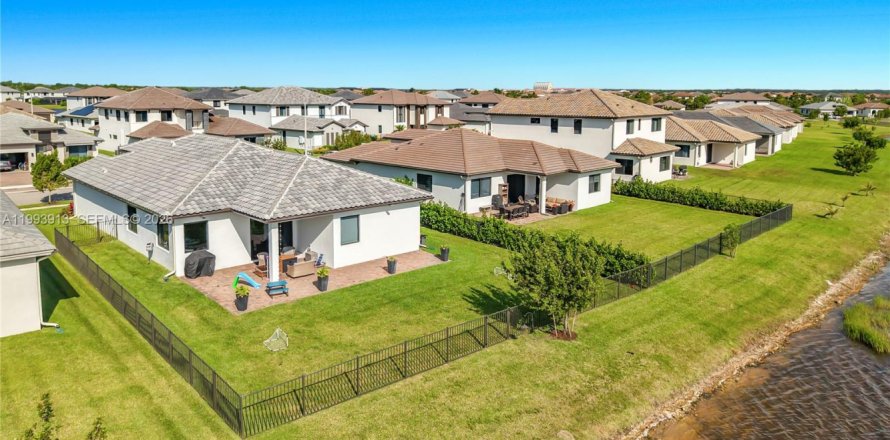 House in Ave Maria, Florida 3 bedrooms № 2055514