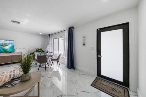 House in Fort Lauderdale, Florida 4 bedrooms, 278.34 sq.m. № 1806110 - photo 10