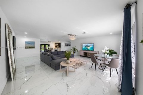 House in Fort Lauderdale, Florida 4 bedrooms, 278.34 sq.m. № 1806110 - photo 9