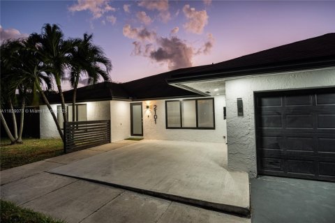 House in Fort Lauderdale, Florida 4 bedrooms, 278.34 sq.m. № 1806110 - photo 1