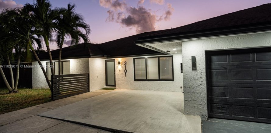 House in Fort Lauderdale, Florida 4 bedrooms, 278.34 sq.m. № 1806110