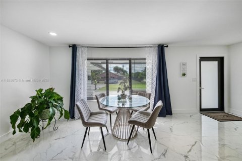 House in Fort Lauderdale, Florida 4 bedrooms, 278.34 sq.m. № 1806110 - photo 8
