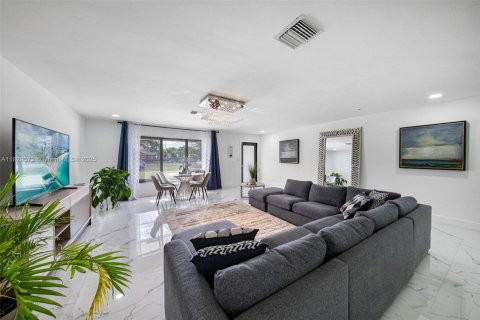 House in Fort Lauderdale, Florida 4 bedrooms, 278.34 sq.m. № 1806110 - photo 5