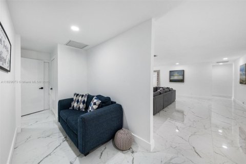 House in Fort Lauderdale, Florida 4 bedrooms, 278.34 sq.m. № 1806110 - photo 20