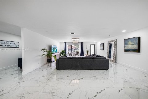 House in Fort Lauderdale, Florida 4 bedrooms, 278.34 sq.m. № 1806110 - photo 11