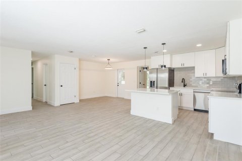 House in Seffner, Florida 4 bedrooms, 140.84 sq.m. № 1791208 - photo 2