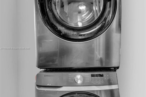 House in Miami, Florida 3 bedrooms, 118.54 sq.m. № 1979074 - photo 29