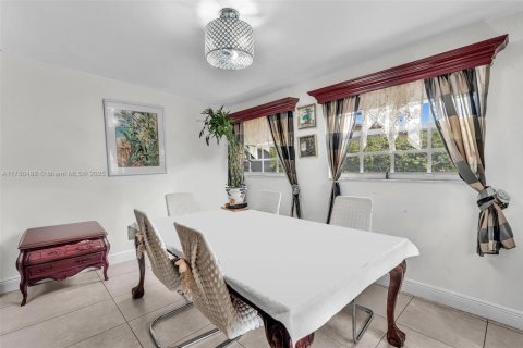 House in Miami, Florida 3 bedrooms, 118.54 sq.m. № 1979074 - photo 19