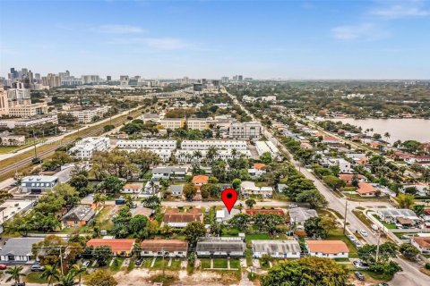 House in Miami, Florida 3 bedrooms, 118.54 sq.m. № 1979074 - photo 13