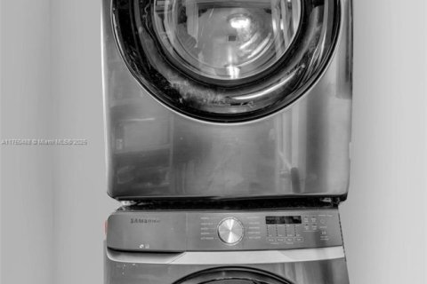 House in Miami, Florida 3 bedrooms, 118.54 sq.m. № 1979074 - photo 28