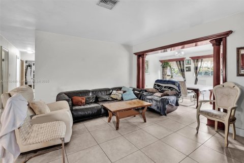 House in Miami, Florida 3 bedrooms, 118.54 sq.m. № 1979074 - photo 16