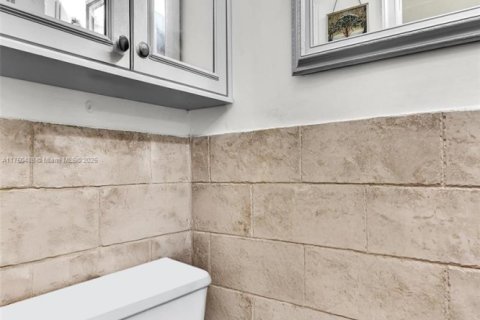 House in Miami, Florida 3 bedrooms, 118.54 sq.m. № 1979074 - photo 30