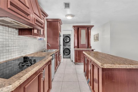 House in Miami, Florida 3 bedrooms, 118.54 sq.m. № 1979074 - photo 24