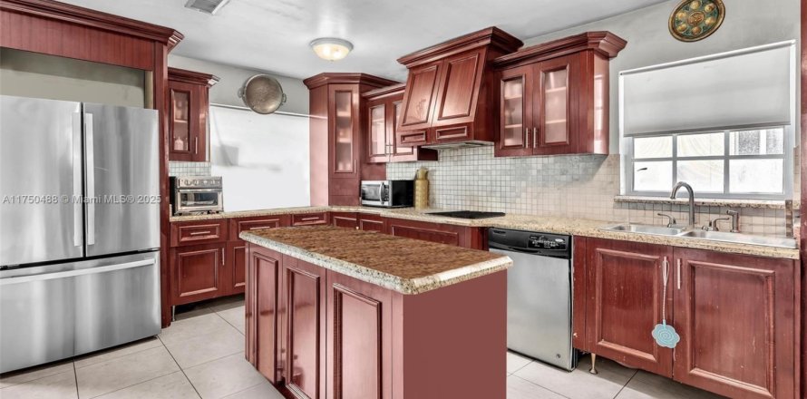 House in Miami, Florida 3 bedrooms, 118.54 sq.m. № 1979074