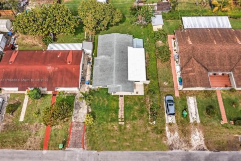 House in Miami, Florida 3 bedrooms, 118.54 sq.m. № 1979074 - photo 3