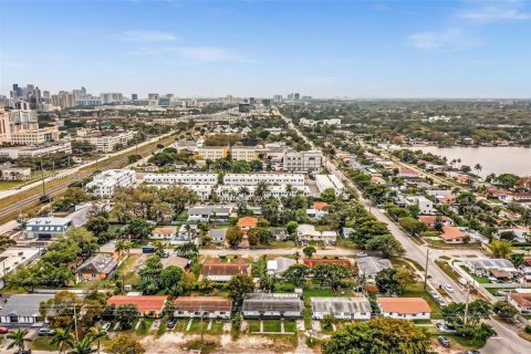 House in Miami, Florida 3 bedrooms, 118.54 sq.m. № 1979074 - photo 12