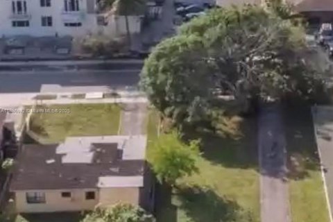 Terreno en venta en Hollywood, Florida № 1933558 - foto 2