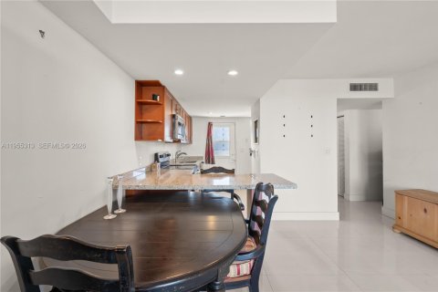 Condo in Aventura, Florida, 1 bedroom  № 2010250 - photo 8