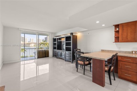 Condo in Aventura, Florida, 1 bedroom  № 2010250 - photo 7