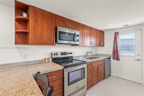 Condo in Aventura, Florida, 1 bedroom  № 2010250 - photo 5