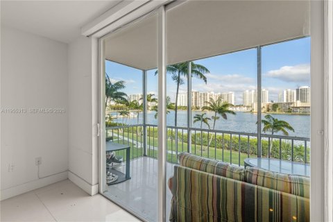 Condo in Aventura, Florida, 1 bedroom  № 2010250 - photo 10