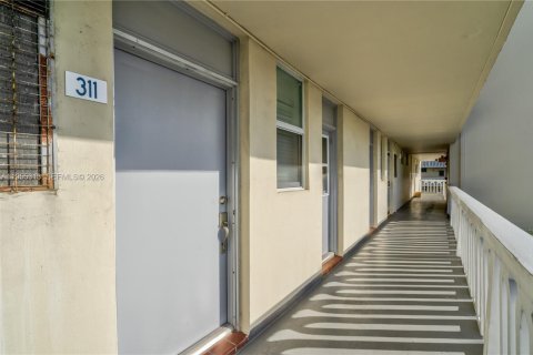 Condo in Aventura, Florida, 1 bedroom  № 2010250 - photo 3