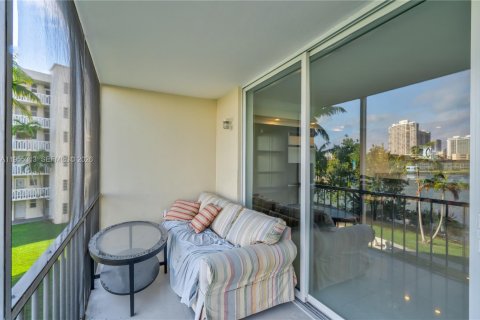 Condo in Aventura, Florida, 1 bedroom  № 2010250 - photo 13