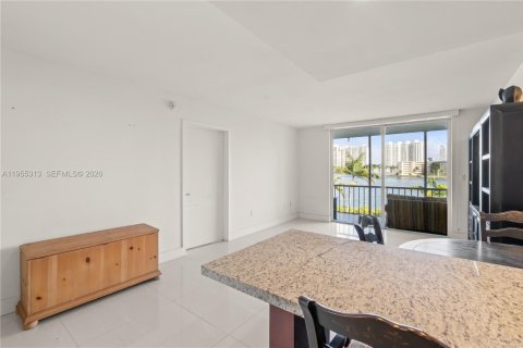 Condo in Aventura, Florida, 1 bedroom  № 2010250 - photo 9