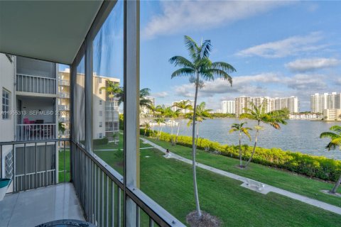 Condo in Aventura, Florida, 1 bedroom  № 2010250 - photo 11