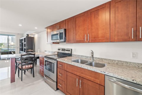 Condo in Aventura, Florida, 1 bedroom  № 2010250 - photo 4