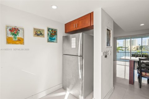 Condo in Aventura, Florida, 1 bedroom  № 2010250 - photo 6