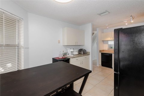 Townhouse in Margate, Florida 4 bedrooms, 158.49 sq.m. № 1830372 - photo 11